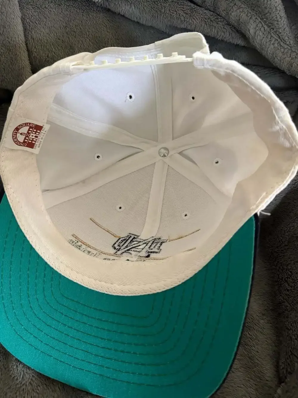 Vintage Notre Dame Irish Two-Tone Snapback Hat With Green Underbrim